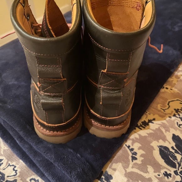 Like New Timberland Hiking Boots made of beautiful fine leather. Size 8. - Picture 3 of 6